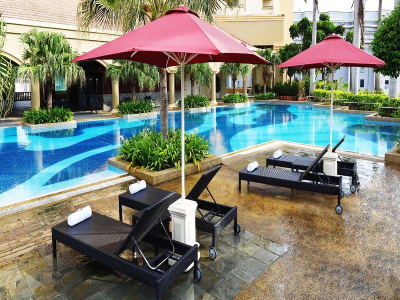 Hotel Equatorial Melaka Εξωτερικό φωτογραφία The pool at the hotel