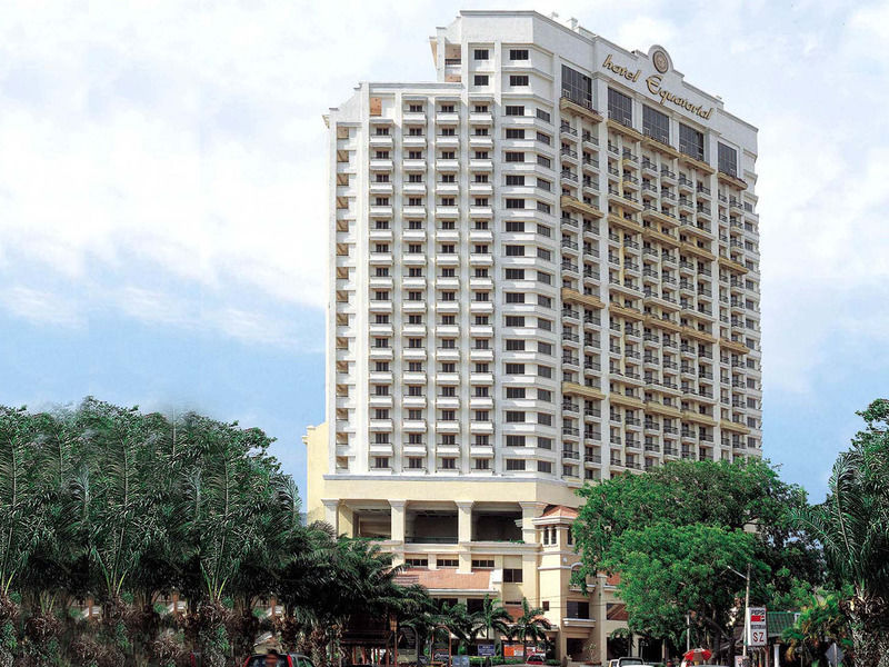 Hotel Equatorial Melaka Εξωτερικό φωτογραφία The hotel in 2012