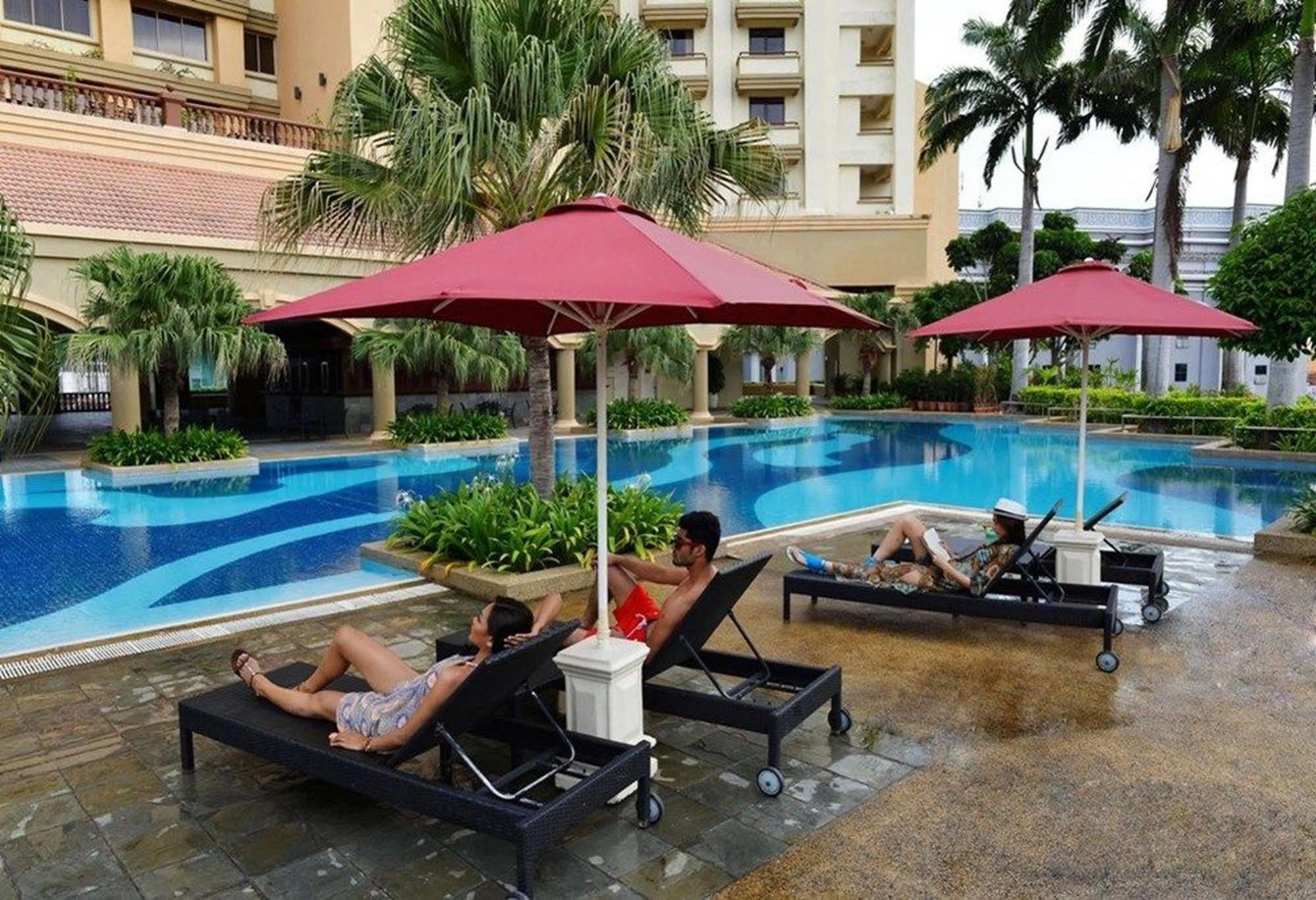 Hotel Equatorial Melaka Εξωτερικό φωτογραφία The pool at the Shangri-La Hotel, Manila