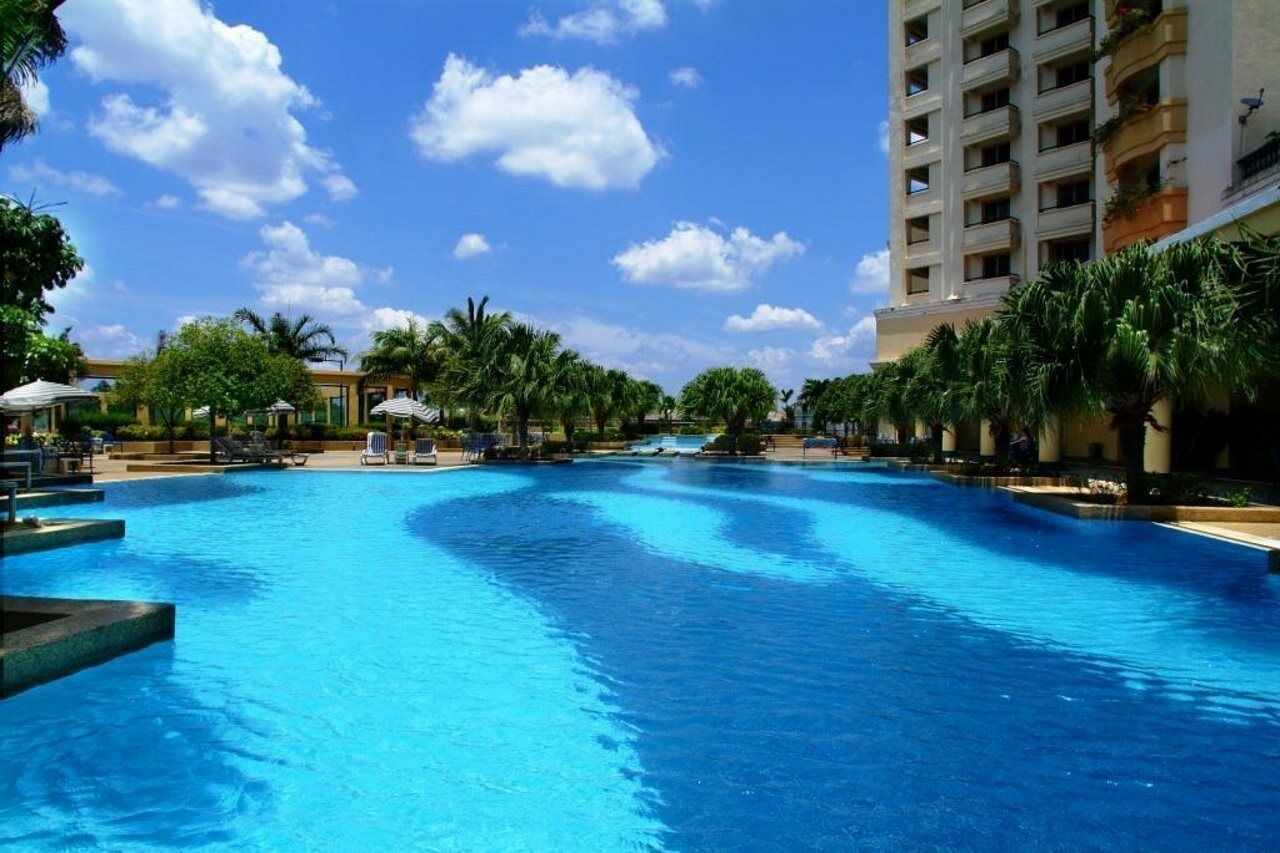 Hotel Equatorial Melaka Ανέσεις φωτογραφία The pool at the Shangri-La Hotel, Manila